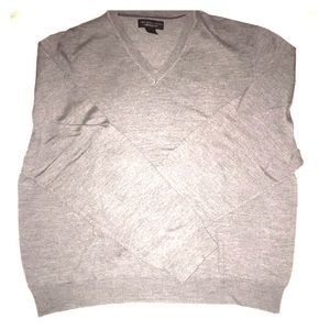 😎 NWOT😎Bloomingdales Gray V-Neck Sweater